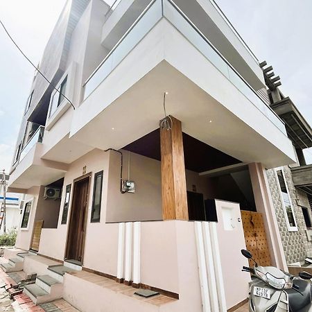 Shree Stay Inn Luxe' Holiday Home Уджайн Екстериор снимка