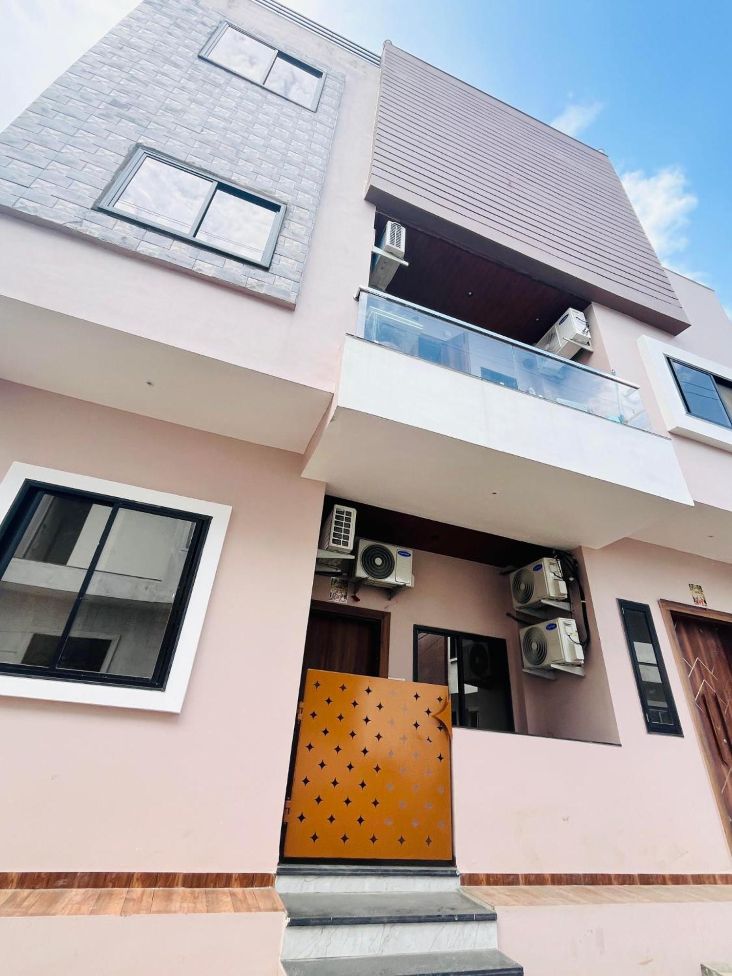 Shree Stay Inn Luxe' Holiday Home Уджайн Екстериор снимка