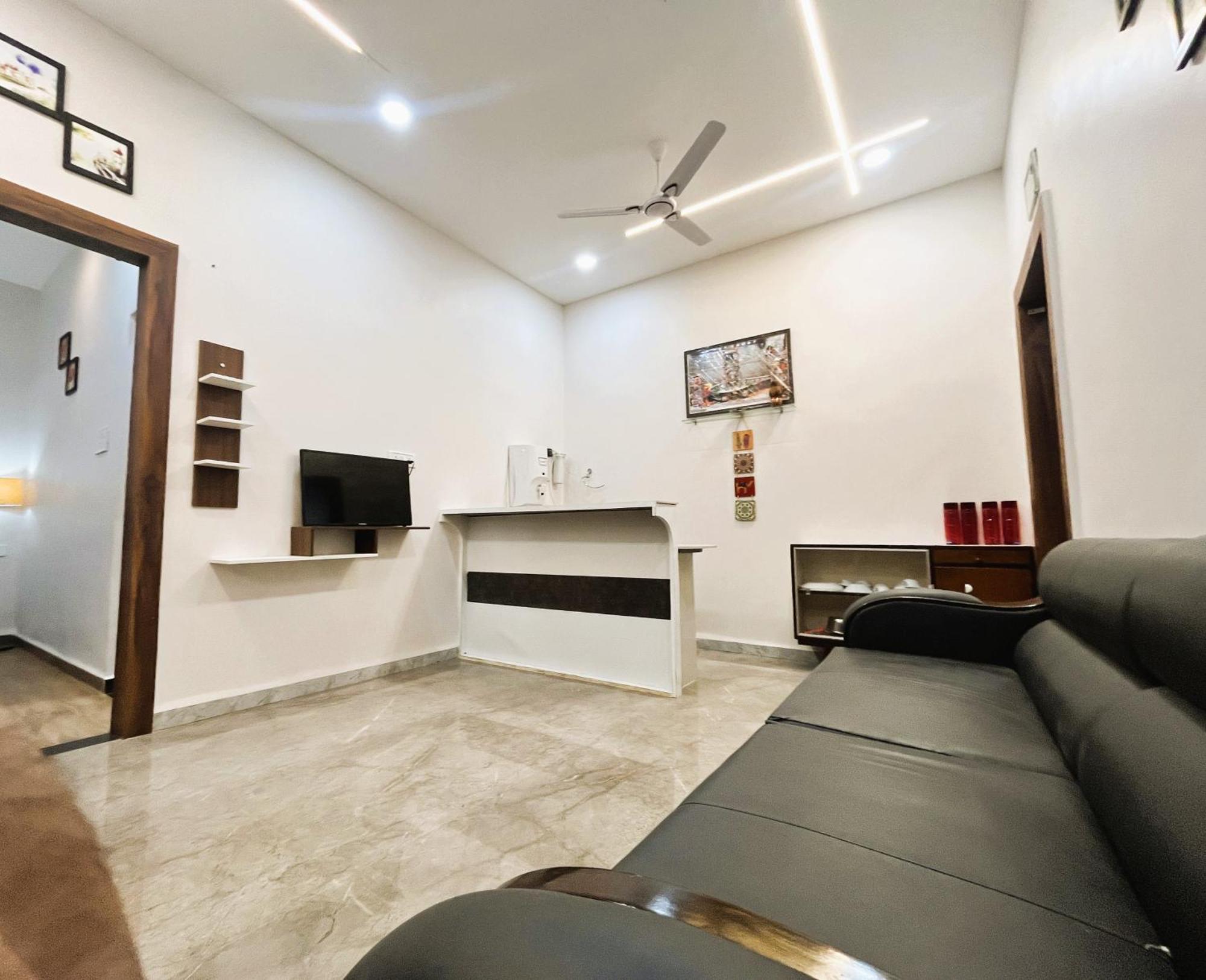 Shree Stay Inn Luxe' Holiday Home Уджайн Екстериор снимка