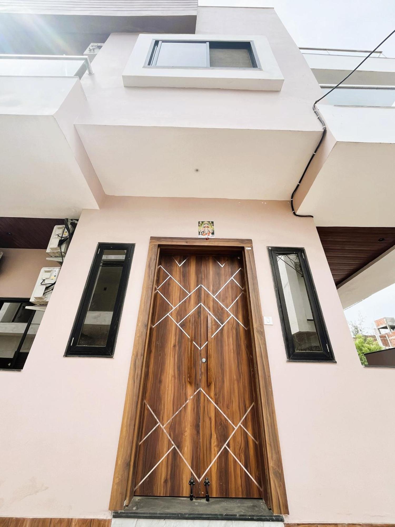 Shree Stay Inn Luxe' Holiday Home Уджайн Екстериор снимка